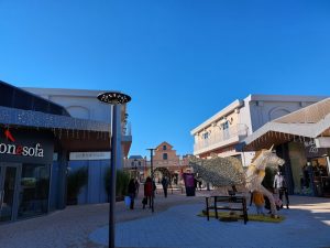 Valmontone – Rubano 51 campi di abbigliamento all’outlet, 3 arresti