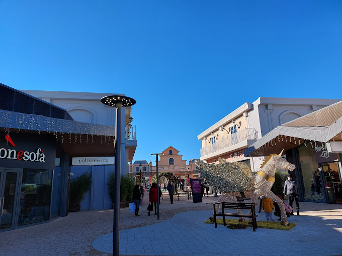 Valmontone – Rubano 51 campi di abbigliamento all’outlet, 3 arresti