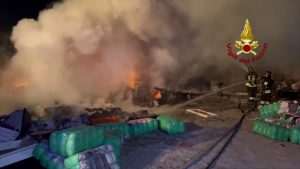 Incendio in un campo nomadi a Napoli