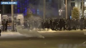 18 arresti e 75 denunciati per corteo anarchici a Torino, le immagini