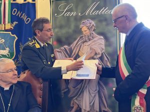 Al Comune di Onano copia di bolla papale autentica donata dalla Guardia di finanza
