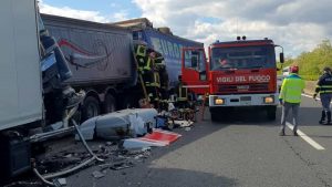 San Vittore, quattro tir si scontrano sulla A1: muore un camionista