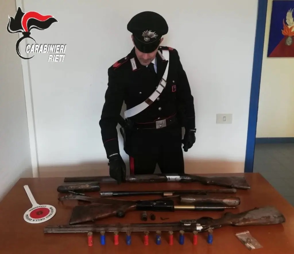 Passo Corese, trovato in casa con armi e hashish: arrestato 58enne