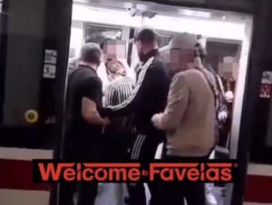 Roma, borseggiatrici picchiano donna alla stazione Termini: il video ripreso dai passanti