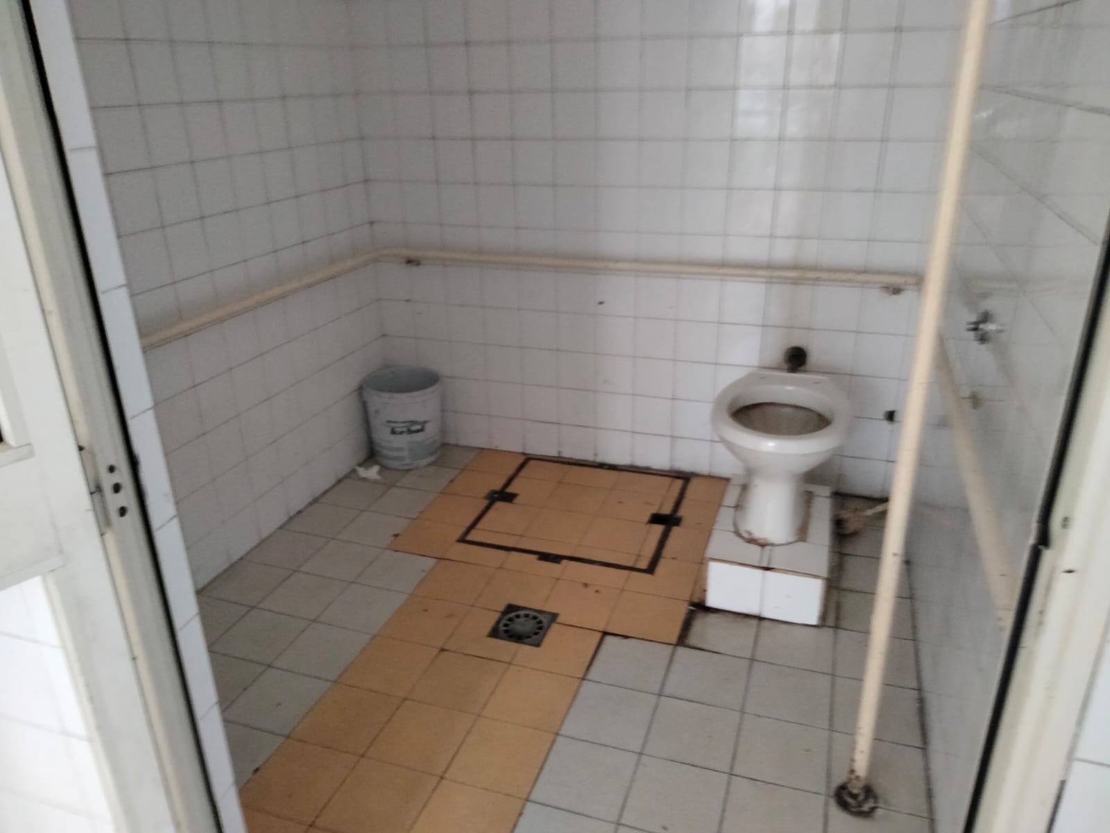 Acquapendente – Brenci e Sarti: “Bagni pubblici aperti ma in condizioni pietose”