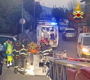 Santa Marinella – Donna cade in casa soccorsa dai Vigili del fuoco con l’autoscala