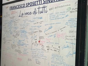 Tarquinia – Nel comitato elettorale di Sposetti il “muro delle sciocchezze”