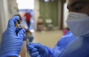 Covid, da Oms a ‘Big Pharma’: esperti mettono sotto processo scelte su lockdown e vaccini
