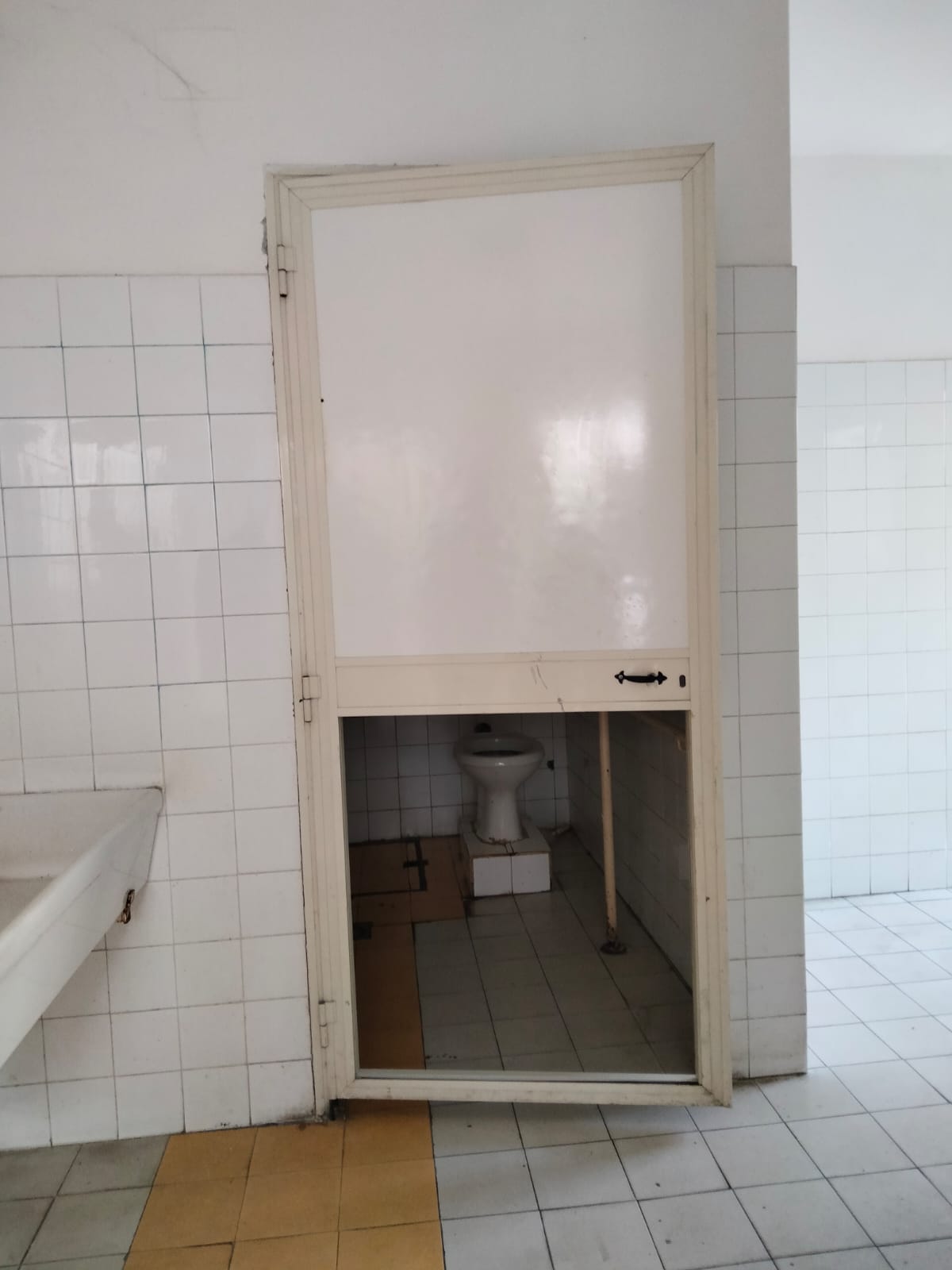 Acquapendente, bagni pubblici impresentabili alla vigilia dei Pugnaloni (FOTO)