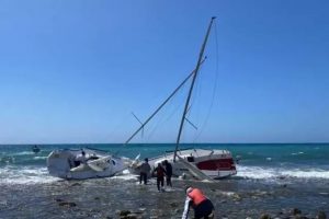 Paura a Santa Marinella, il vento sbatte sugli scogli due barche a vela