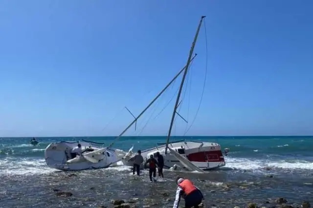 Paura a Santa Marinella, il vento sbatte sugli scogli due barche a vela
