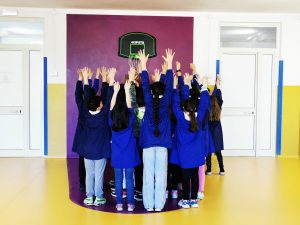 Vasanello – Consegnata la palestra alle scuole primarie: sui muri 170 mani di bambini a creare il “loro progetto”