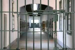 Civitavecchia – Carcere: violenza e regolamento conti tra detenuti, feriti agenti