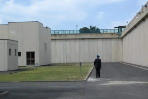 Civitavecchia, detenuto tenta di impiccarsi: salvato all’ultimo dai poliziotti