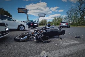 Cerveteri, auto contro moto allo svincolo della A12: centauro illeso per miracolo