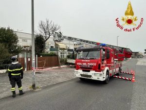 Santa Marinella, vento sradica palo Telecom: intervento dei Vigili del Fuoco