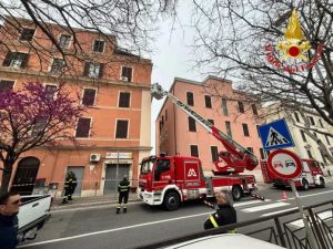 Civitavecchia, cornicioni pericolanti in Via San Francesco: intervengono i Vigili del Fuoco