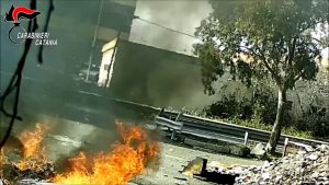 Incendiano rifiuti nell’area industriale di Catania, due denunce