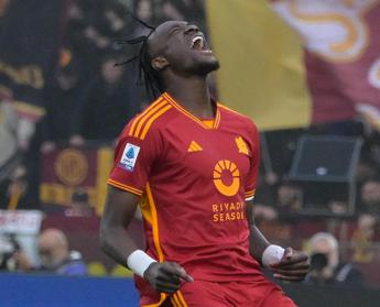 Serie A. Punto in rimonta a Napoli: questa Roma non molla mai