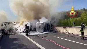 Mezzo pesante si ribalta e prende fuoco sull’A1 a Montevarchi