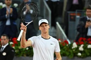 Sinner più forte pure dell’anca: ribaltato Khachanov, quarti anche a Madrid