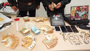 Cittaducale, giravano in auto con 45mila euro in contanti: 3 stranieri nei guai per spaccio