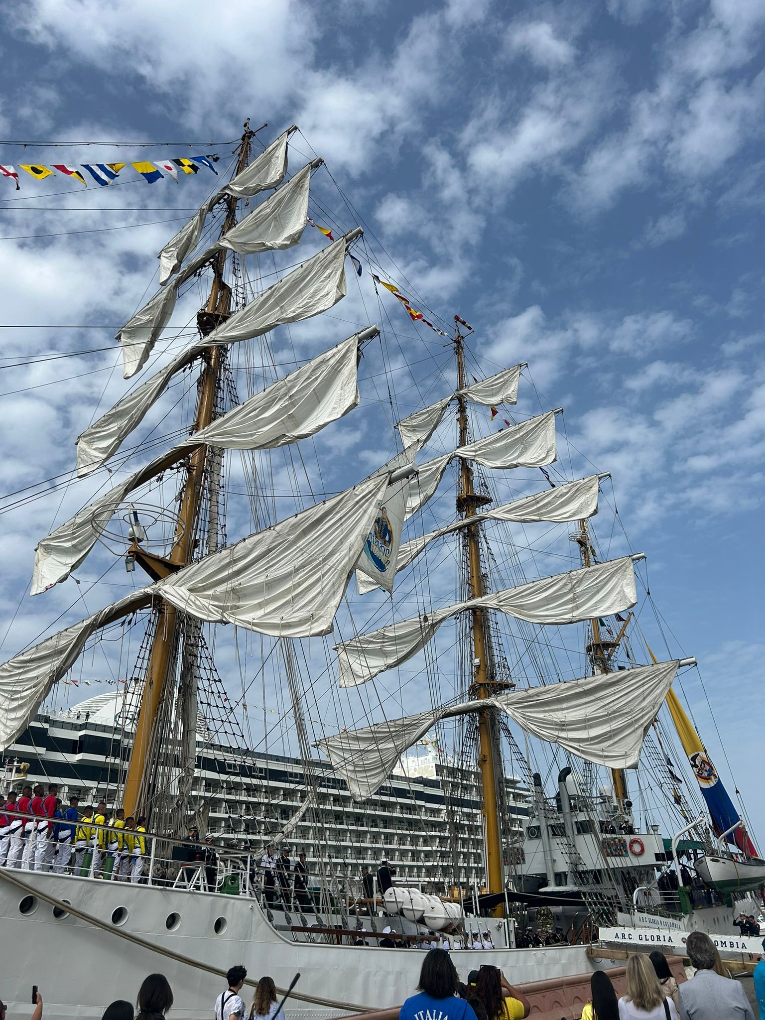 A Civitavecchia la nave scuola colombiana Gloria: quattro giorni per visitarla