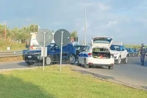 Ladispoli, perde il controllo dell’auto e finisce contro il guardrail: 55enne in codice rosso