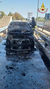 Maccarese, panico in autostrada: auto va a fuoco al casello della A12