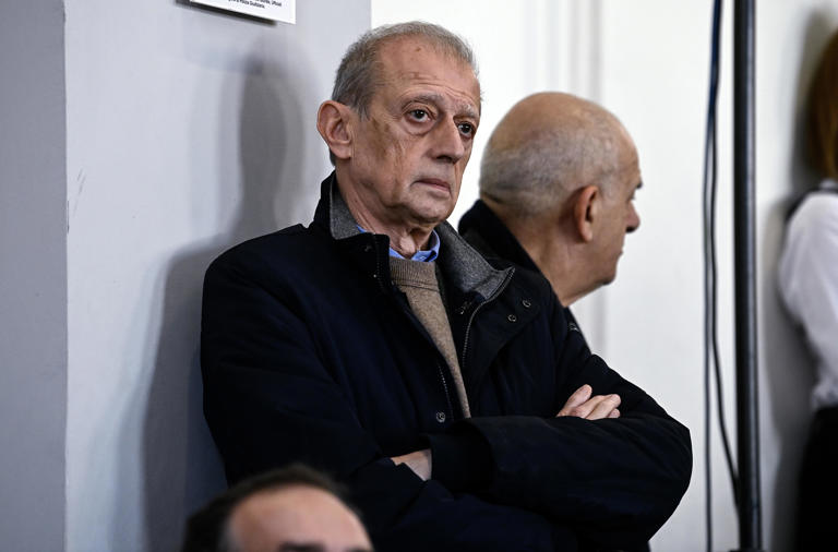 Civitavecchia – Piero Fassino pagherà 500 euro per evitare un processo per furto del profumo al Duty Free del Terminal 1 dell’aeroporto di Fiumicino