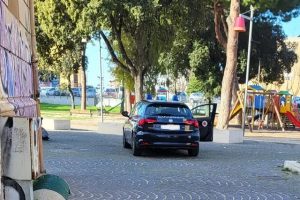 Paura a Civitavecchia, giovane dà in escandescenza nel parco giochi