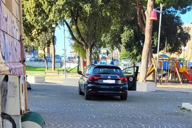 Paura a Civitavecchia, giovane dà in escandescenza nel parco giochi