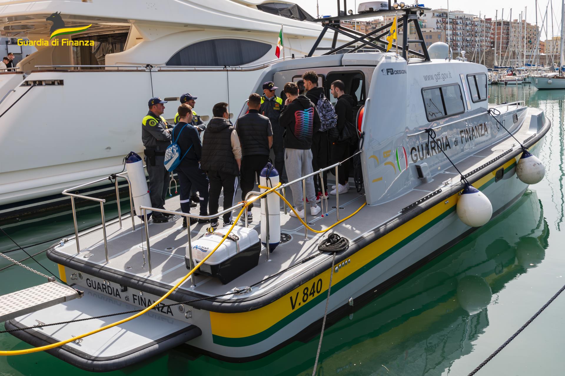 Giornata del Mare, gli alunni del Nautico in visita alla Guardia di Finanza al Roan di Civitavecchia