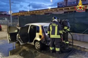Civitavecchia, auto in fiamme alle prime luci dell’alba