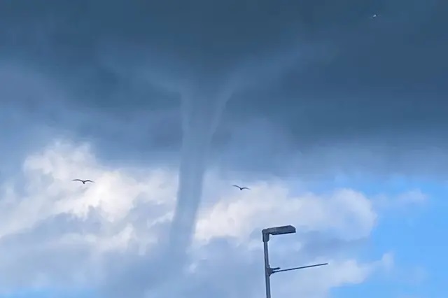 Paura a Civitavecchia, tromba marina sfiora il porto