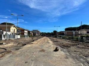 Tarquinia – Viale Mediterraneo ripulito dalle radici infestanti, giovedì 11 prenderà vita la nuova alberata