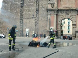 Viterbo – Motorino in fiamme a Porta Romana, intervento dei vigili del fuoco