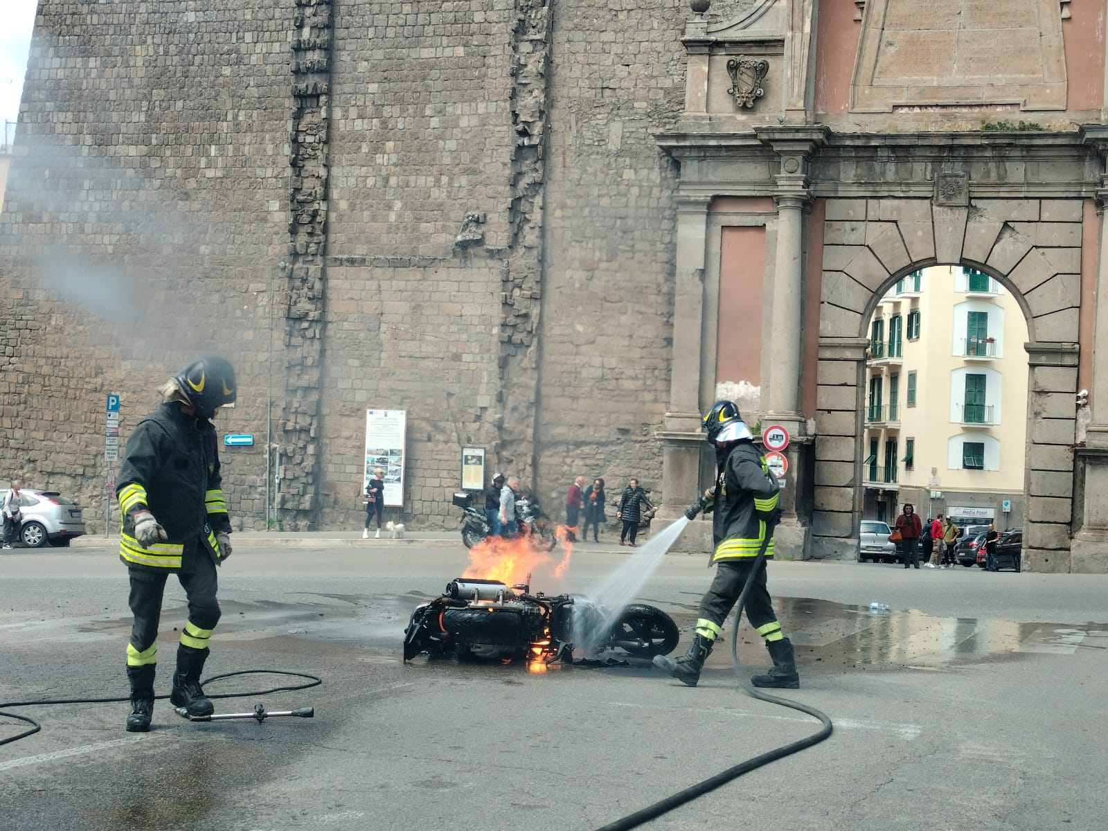 Viterbo – Motorino in fiamme a Porta Romana, intervento dei vigili del fuoco