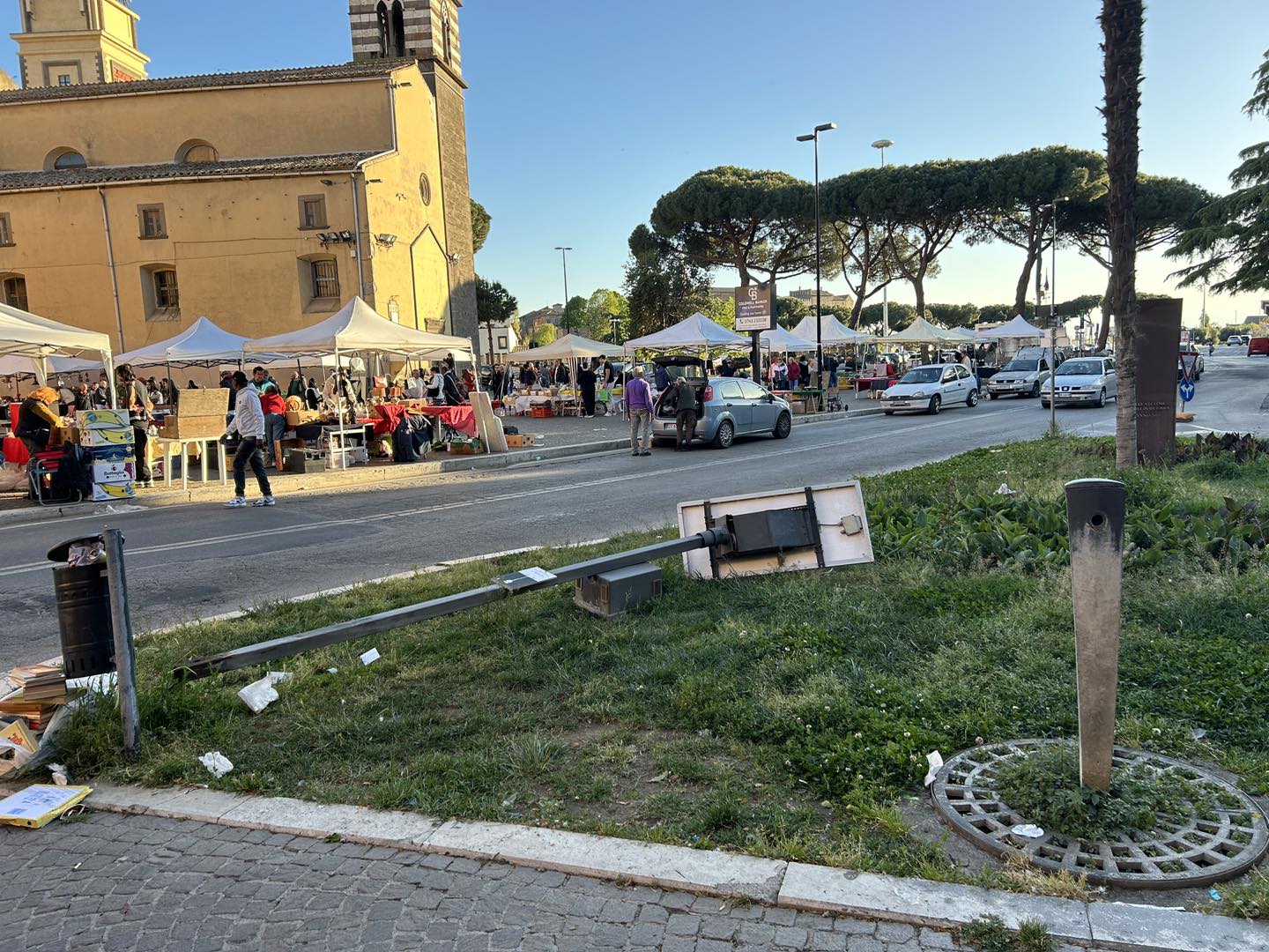 Viterbo, palo dell’illuminazione cade in pieno centro