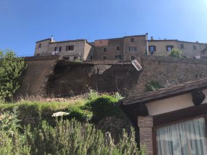 Acquapendente, crolla muro in Piazza dell’orologio (FOTO)