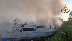 Fiumicino – Incendio nel cantiere nautico, in fiamme quattro imbarcazioni