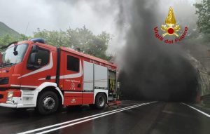 Atina – Camion a fuoco in galleria su superstrada Sora Cassino, ci sono tre feriti