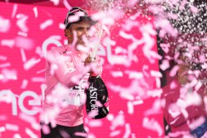 Giro d’Italia, sentimento Superga: emozione e volata, prima maglia rosa a Narvaez