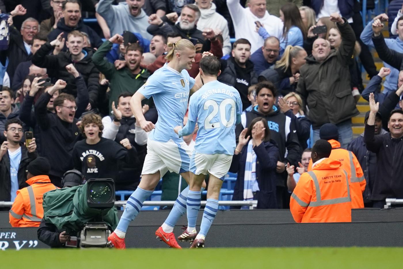 Botta e risposta in Premier. Tre squilli Arsenal, pokerissimo City: titolo scintillante