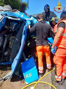 Scontro tra furgone e bus a Cerveteri: il conducente dell’autobus con turisti spagnoli rimane incastrato tra le lamiere