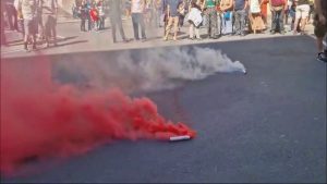 Conte contestato da manifestanti a Genova