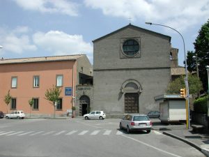 Viterbo – Danneggia auto e molesta passanti, allontanato per un anno da Piazza Crispi