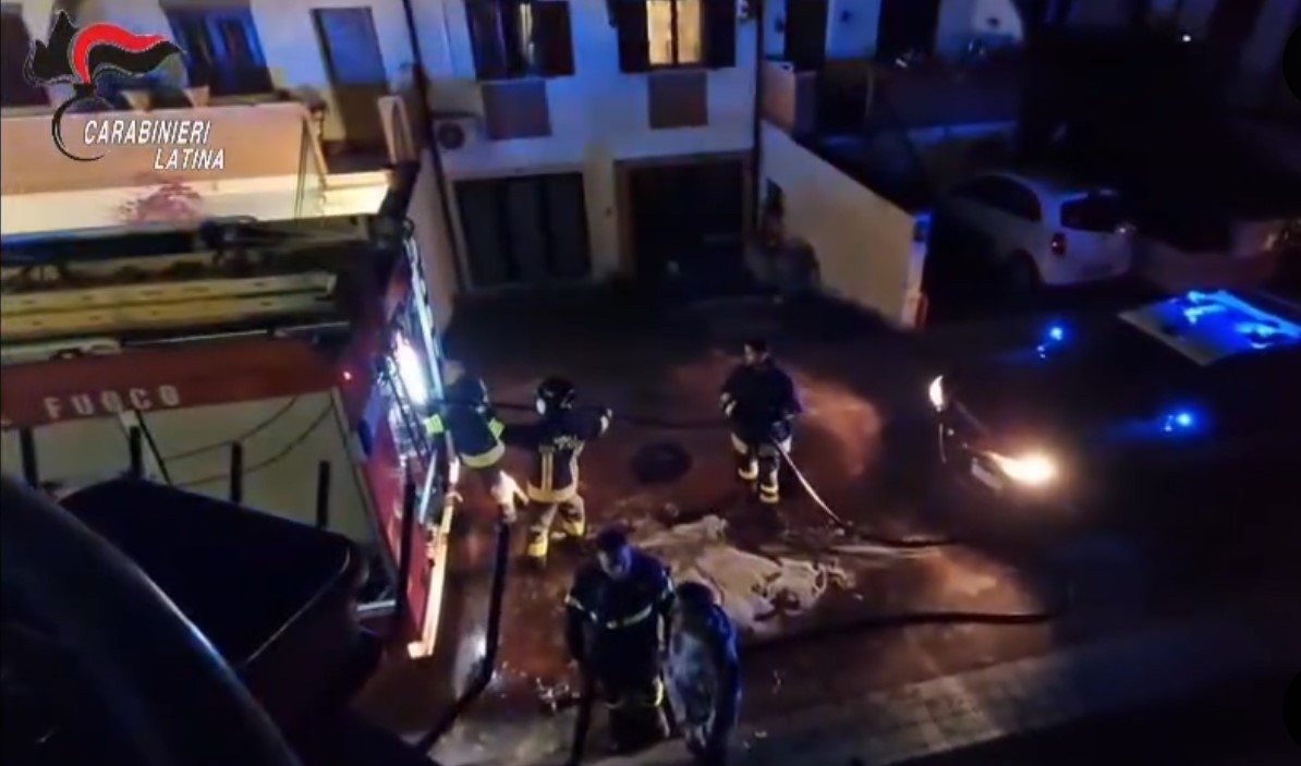 Latina – A fuoco auto in parcheggio, evacuate 8 famiglie rientrate in casa dopo alcune ore