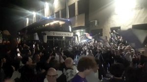 Fiorentina accolta dai tifosi in festa all’aeroporto