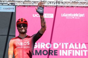 Ganna vince la crono a Desenzano, Pogacar resta in maglia rosa